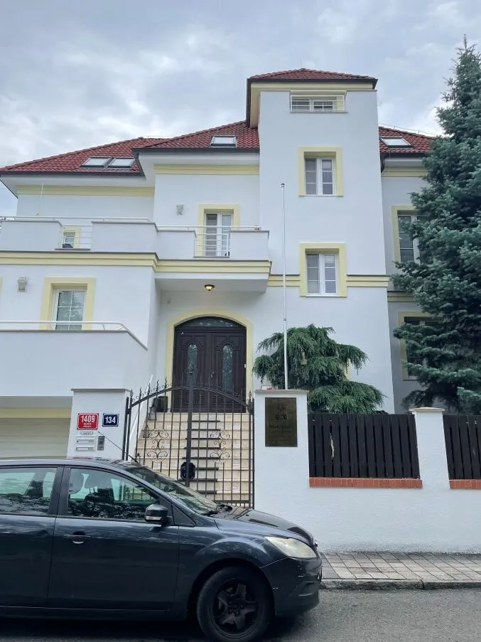 Čištění, opravy a nátěr fasády, Praha 6 — po opravou