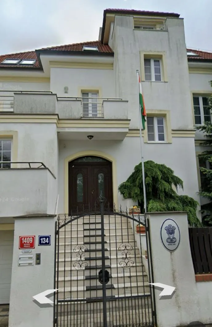 Čištění, opravy a nátěr fasády, Praha 6 — před opravou