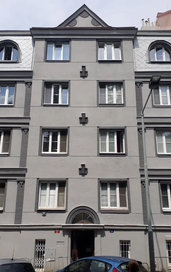 Kompletní oprava fasády, Praha 8 — po opravou