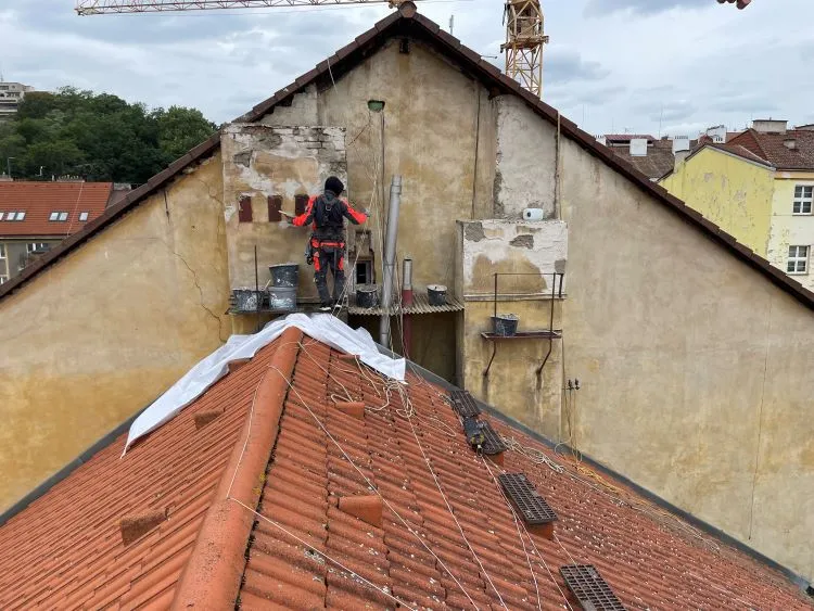 Oprava štítu a komínů, Praha 4 — před opravou
