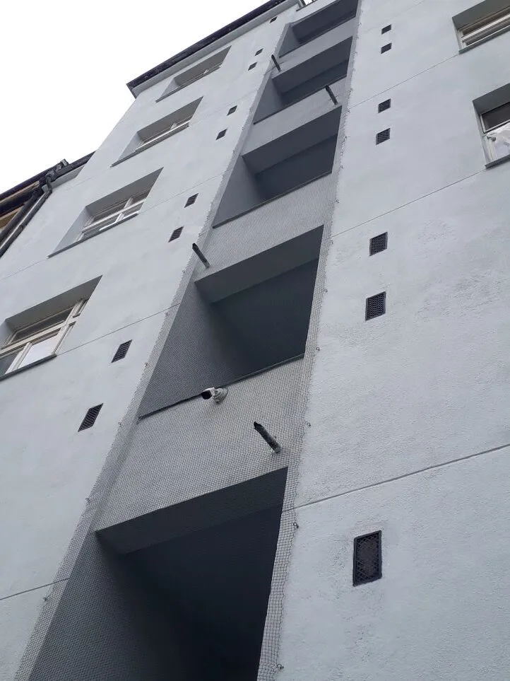 Fasáda a sítě proti holubům, Praha 8 — před opravou