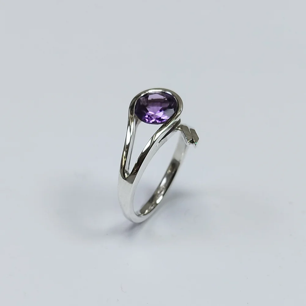 Prsten s ametystem — detail zasazení