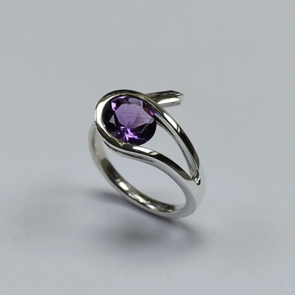 Prsten s ametystem — boční pohled