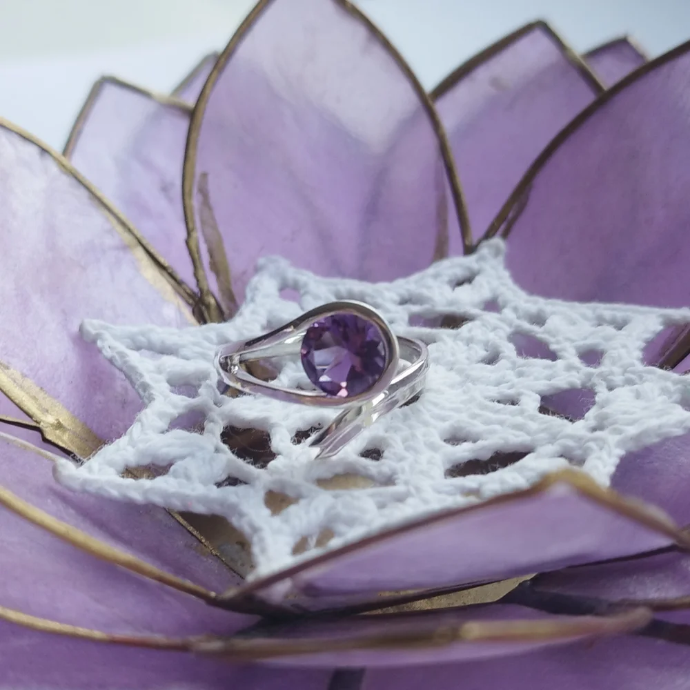 Prsten s ametystem na ruce