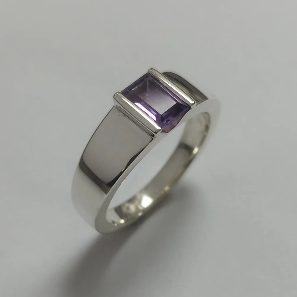 Prsten s obdélníkovým ametystem — boční pohled