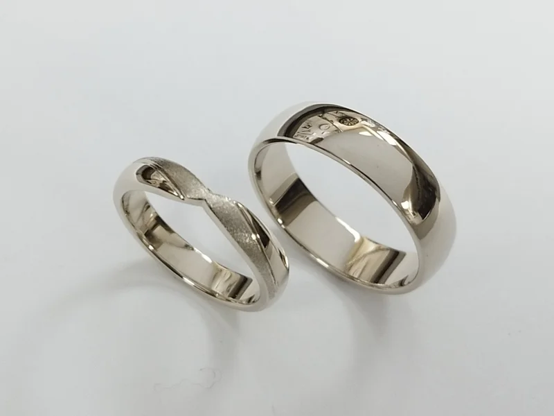 Snubní prsteny — detail textury