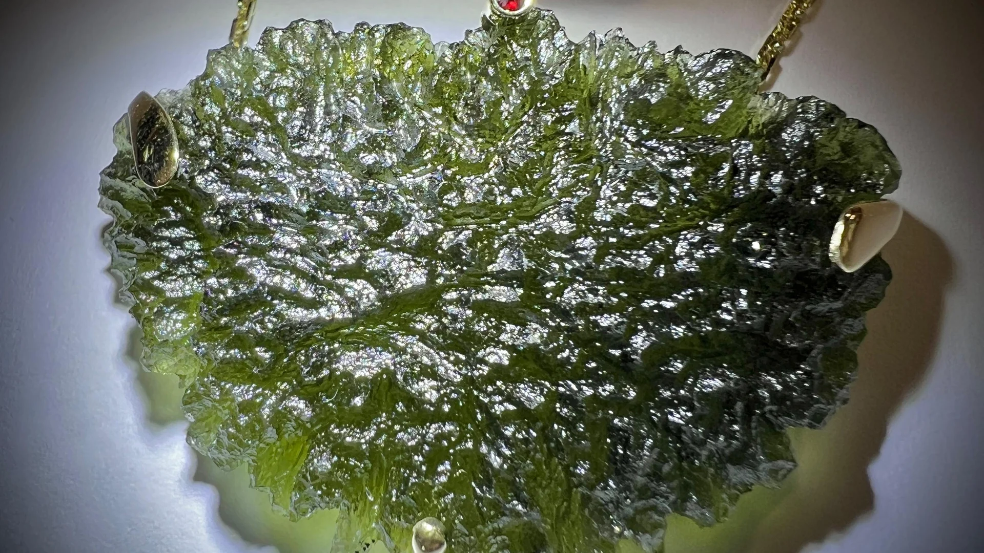 Stříbrný přívěsek se surovým vltavínem