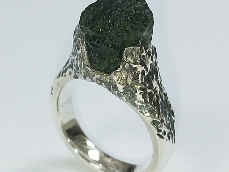 Surový moldavit před zasazením