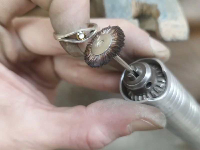 Detail broušení šperku v dílně