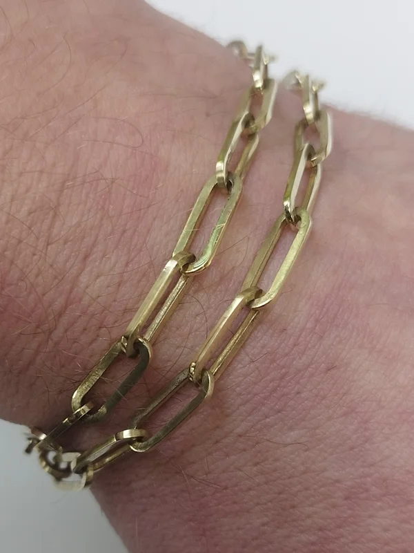 Zlatý náramek na zápěstí