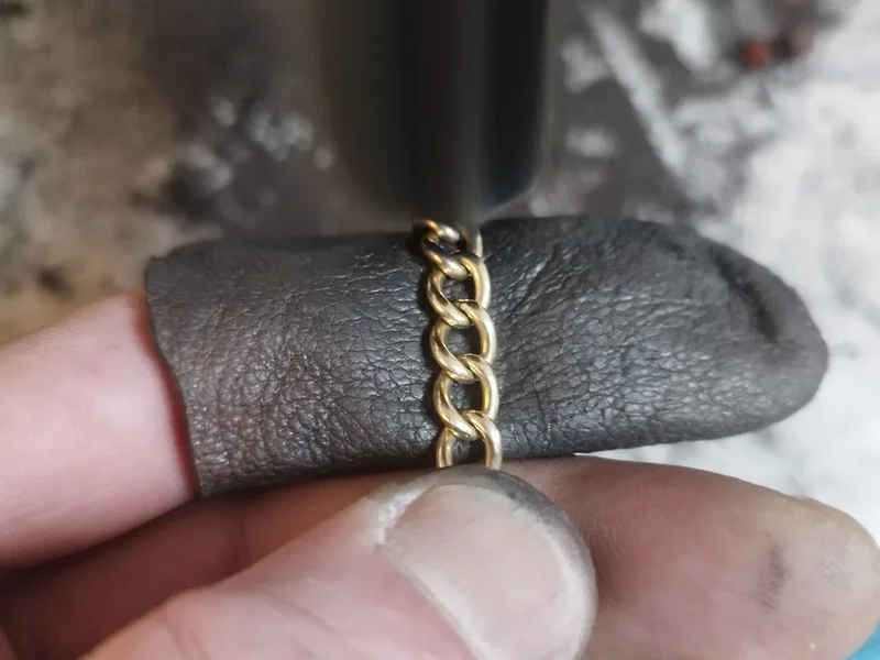 Ruční výroba řetízku v dílně