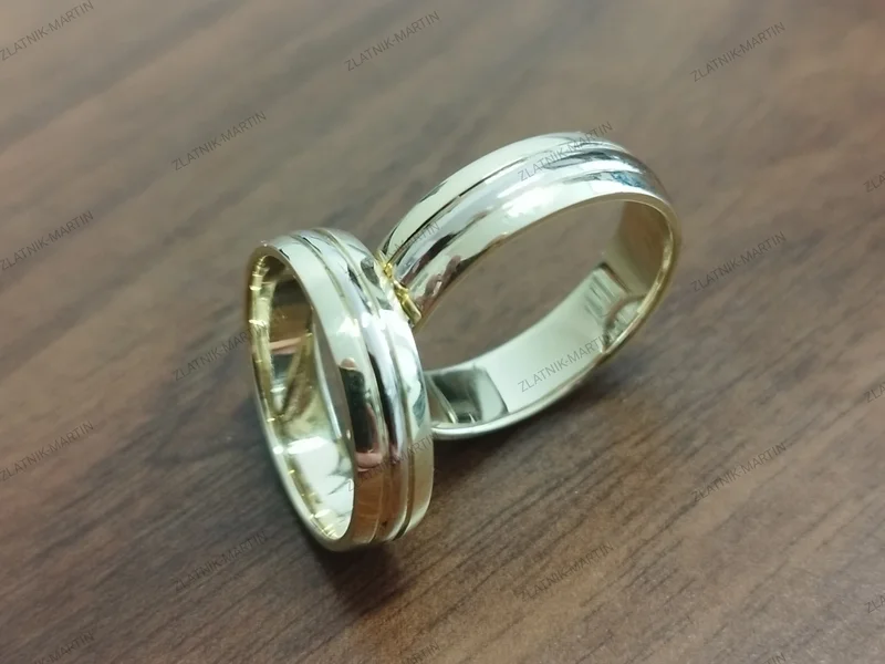 Snubní prsteny na dřevěném stole