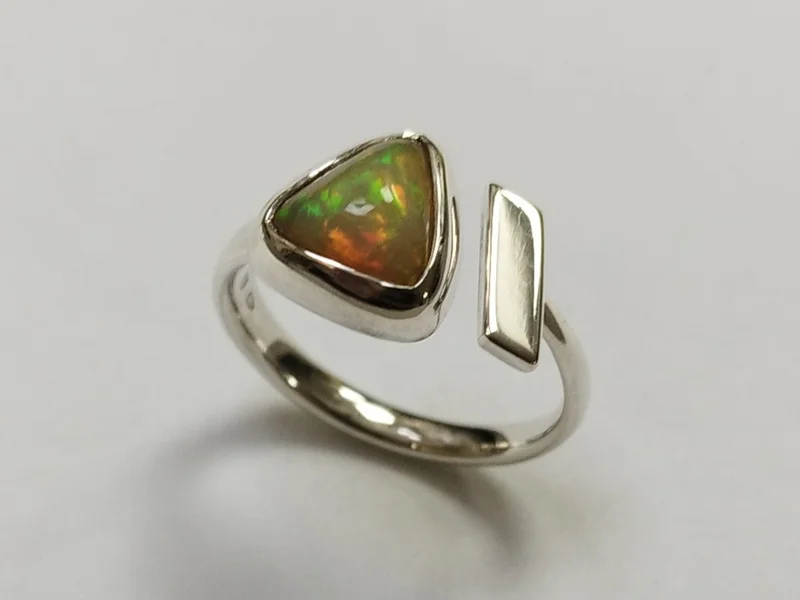 Zlatý prsten s trojúhelníkovým opálem