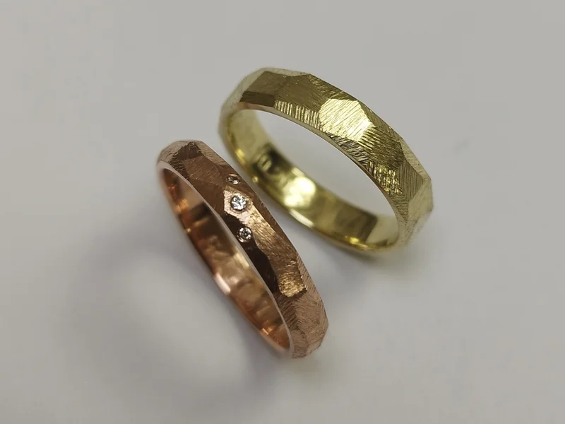 Texturované snubní prsteny v rosegold