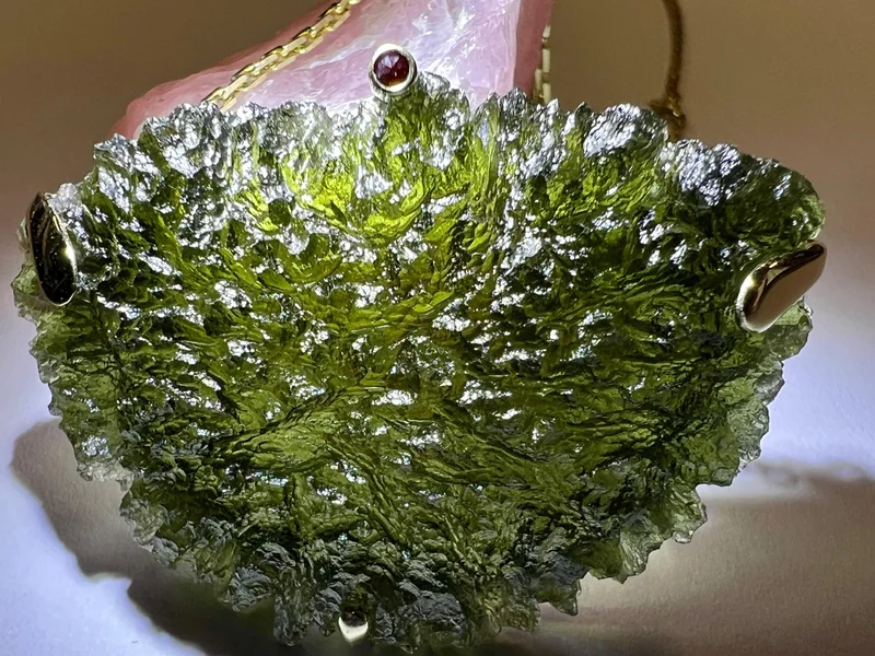 Stříbrný přívěsek se surovým vltavínem