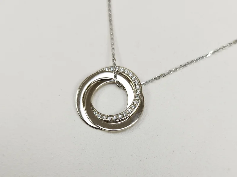 Zlatý náhrdelník s kruhy a diamanty