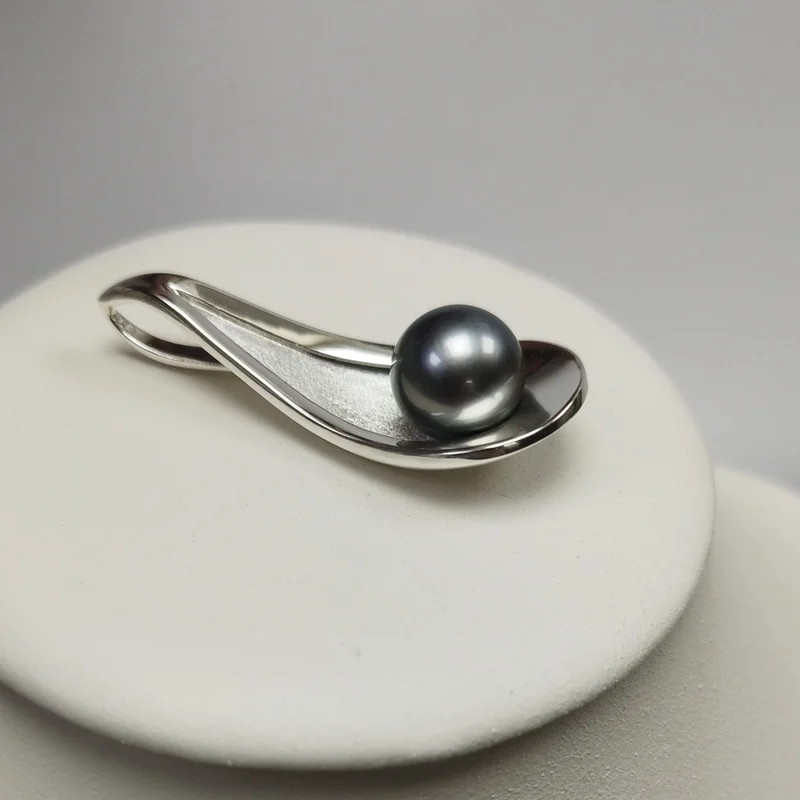 Stříbrný přívěsek ve tvaru kapky s perlou