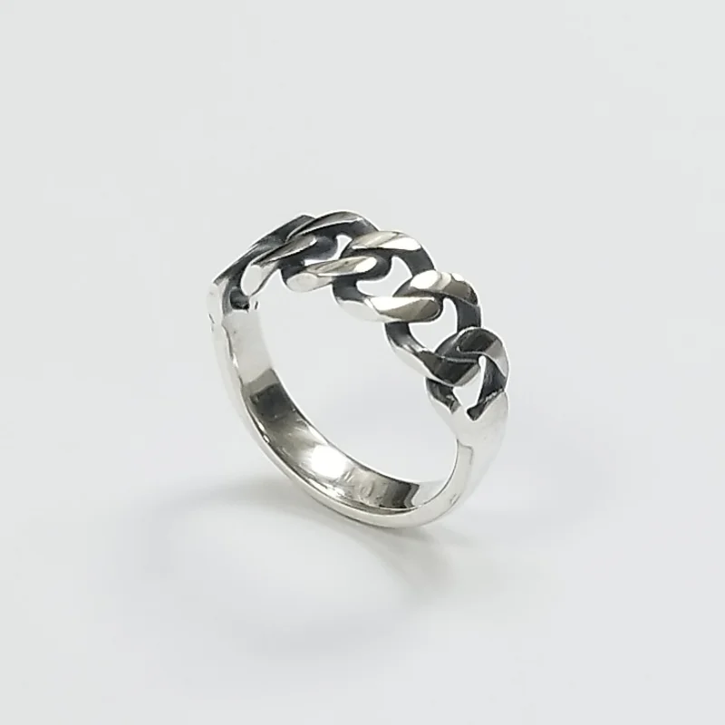 Stříbrný prsten s řetězovým vzorem