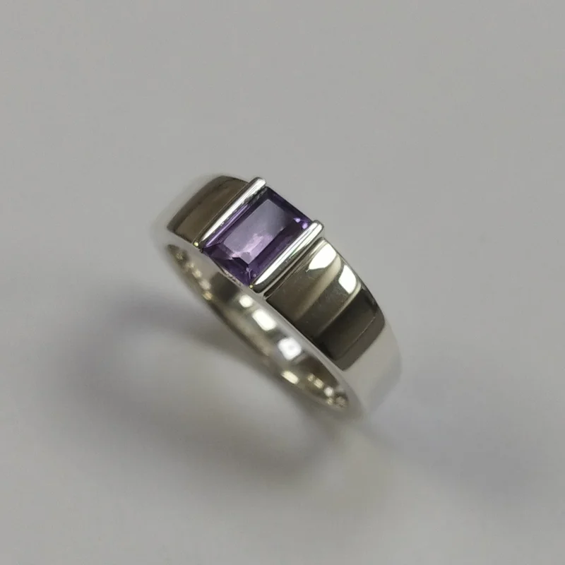 Stříbrný prsten s obdélníkovým ametystem