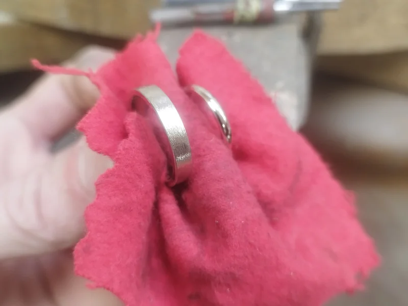 Ruční výroba šperku v dílně